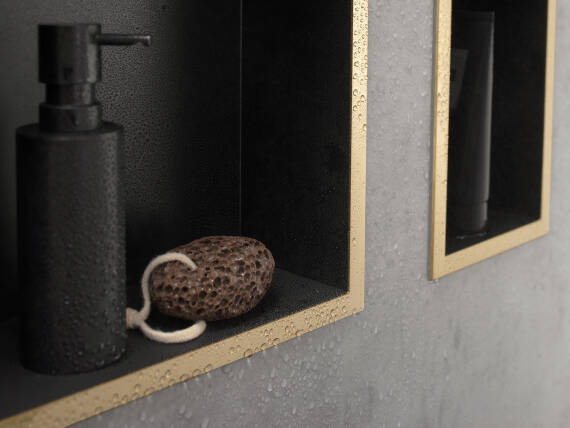 Nástěnné výklenky XtraStoris jsou dodávány s atraktivním rámem ve vaší oblíbené barvě. Můžete tak vytvořit stylový úložný prostor ve sprše, u vany nebo vedle toalety.