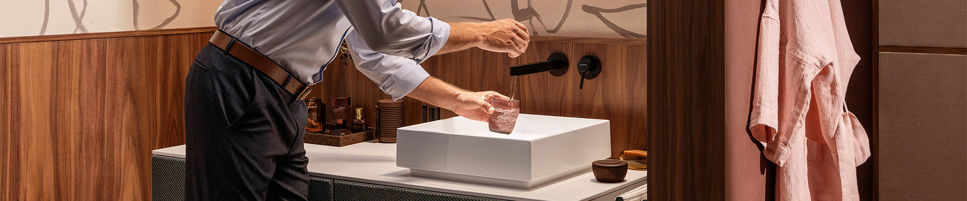 Homme se lavant les mains au-dessus d’une vasque à poser Xuniva Evo.