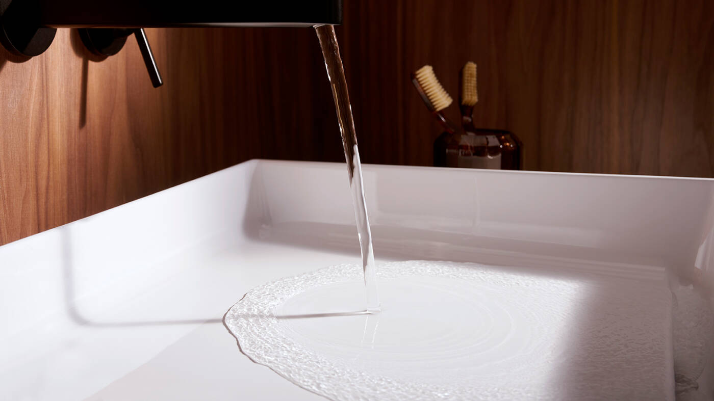 Water stroomt door de Xuniva Evo opzetlavabo.