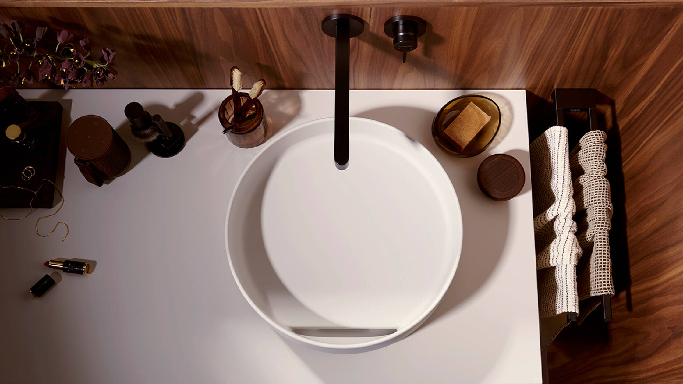 Waschplatz mit rundem Xuniva Evo Aufsatzwaschtisch.