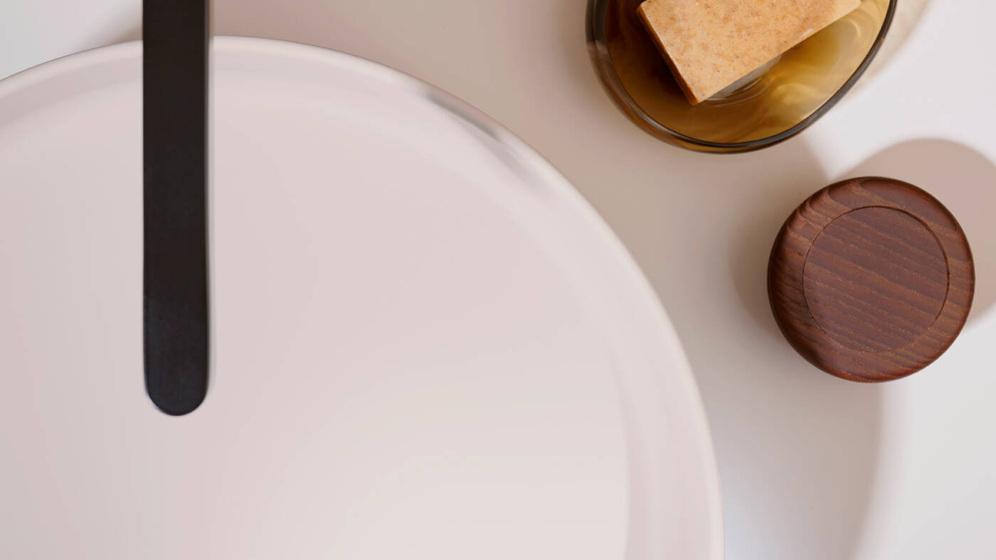 Ronde hansgrohe opzetlavabo met verborgen afvoer.