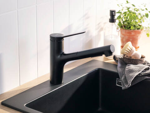 Zesis M33 u mat crnoj boji na hansgrohe granitnoj sudoperi.