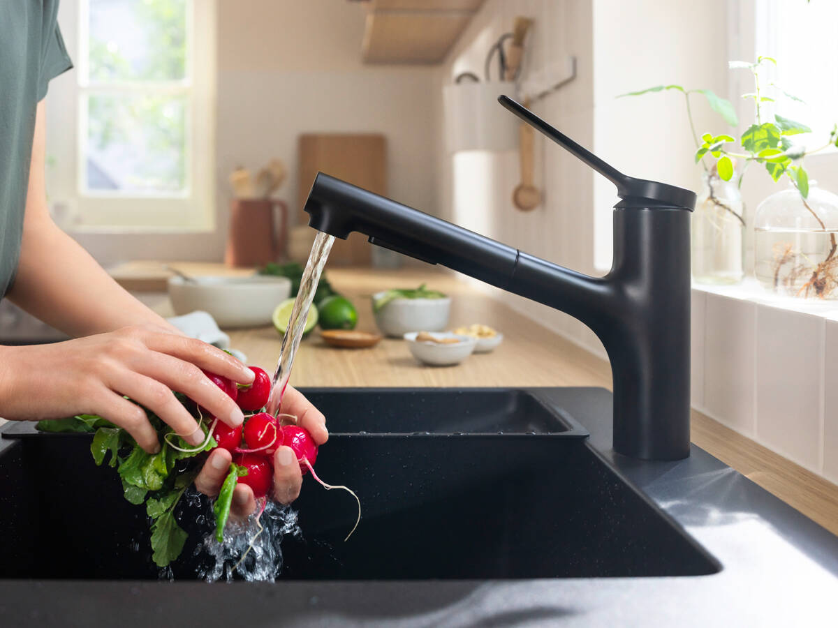 Mitigeur de cuisine hansgrohe sur évier.