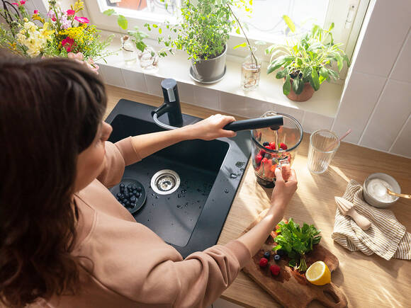 Dva režima prskanja na Zesis M33 2jet sa sprejom na izvlačenje obezbeđuju brz radni tok: Brzo pređite sa punjenja posuda na ispiranje povrća.