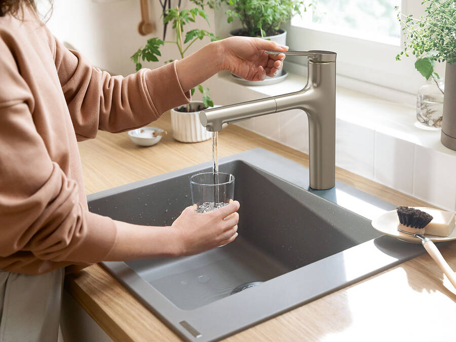 hansgrohe-keittiöhana ja moderni keittiöallas.