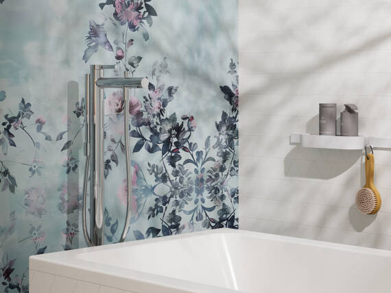 Matt Black Zesis S bathroom faucet at the bath tub.