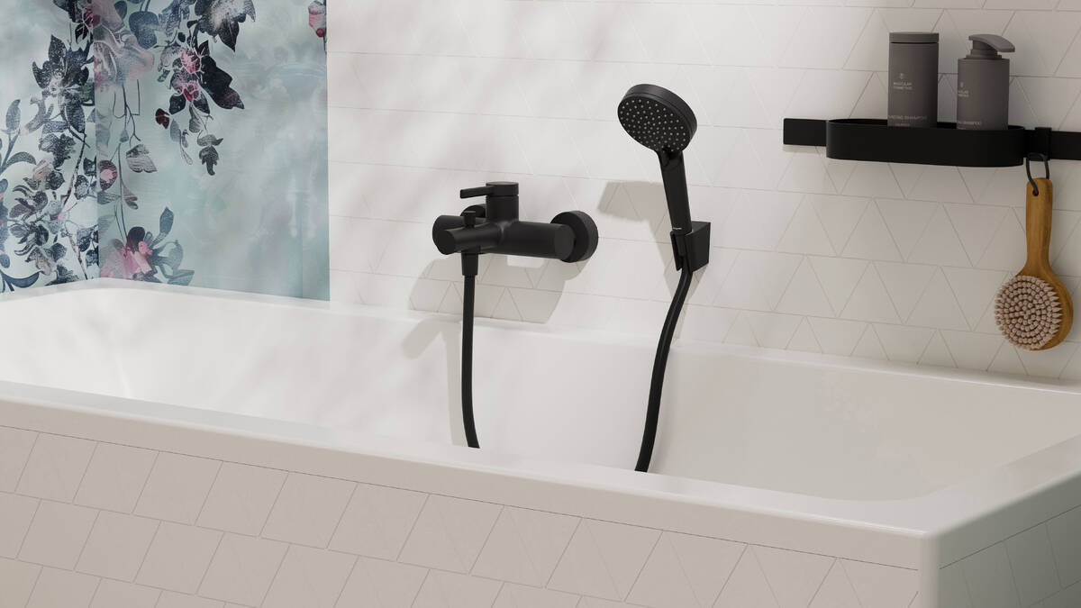 Moderné vaňové armatúry hansgrohe v matnej čiernej farbe.