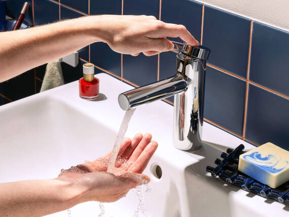 Mit hansgrohe EcoSmart Wasser im Bad sparen.	