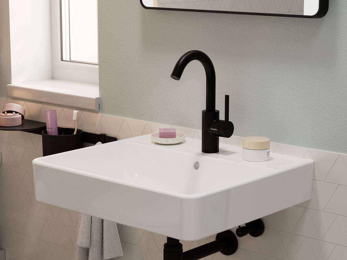 A Xanuia Q wash basin works perfectly with the Zesis S faucet.