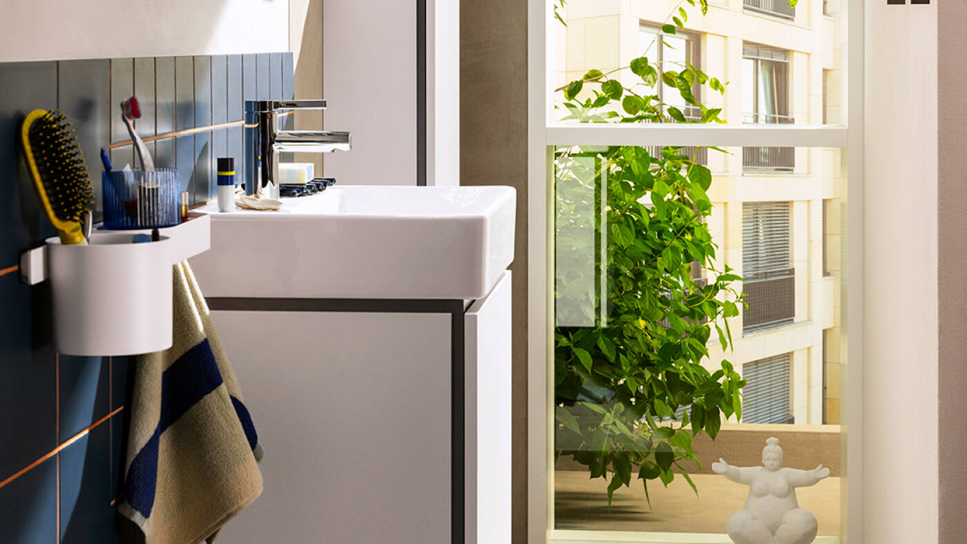 Zesis S faucet and Xilesa E furniture in a narrow bathroom.