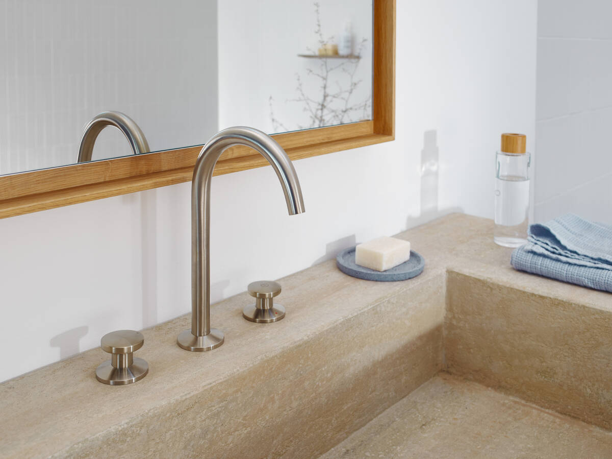 Close-Up: 3-hole basin mixer Select 170 with push-open waste set 1