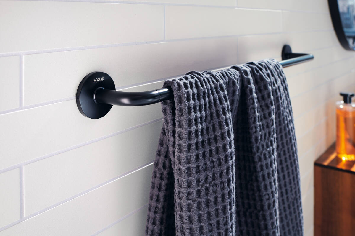 Close-Up: Bath towel rail 600 mm 2