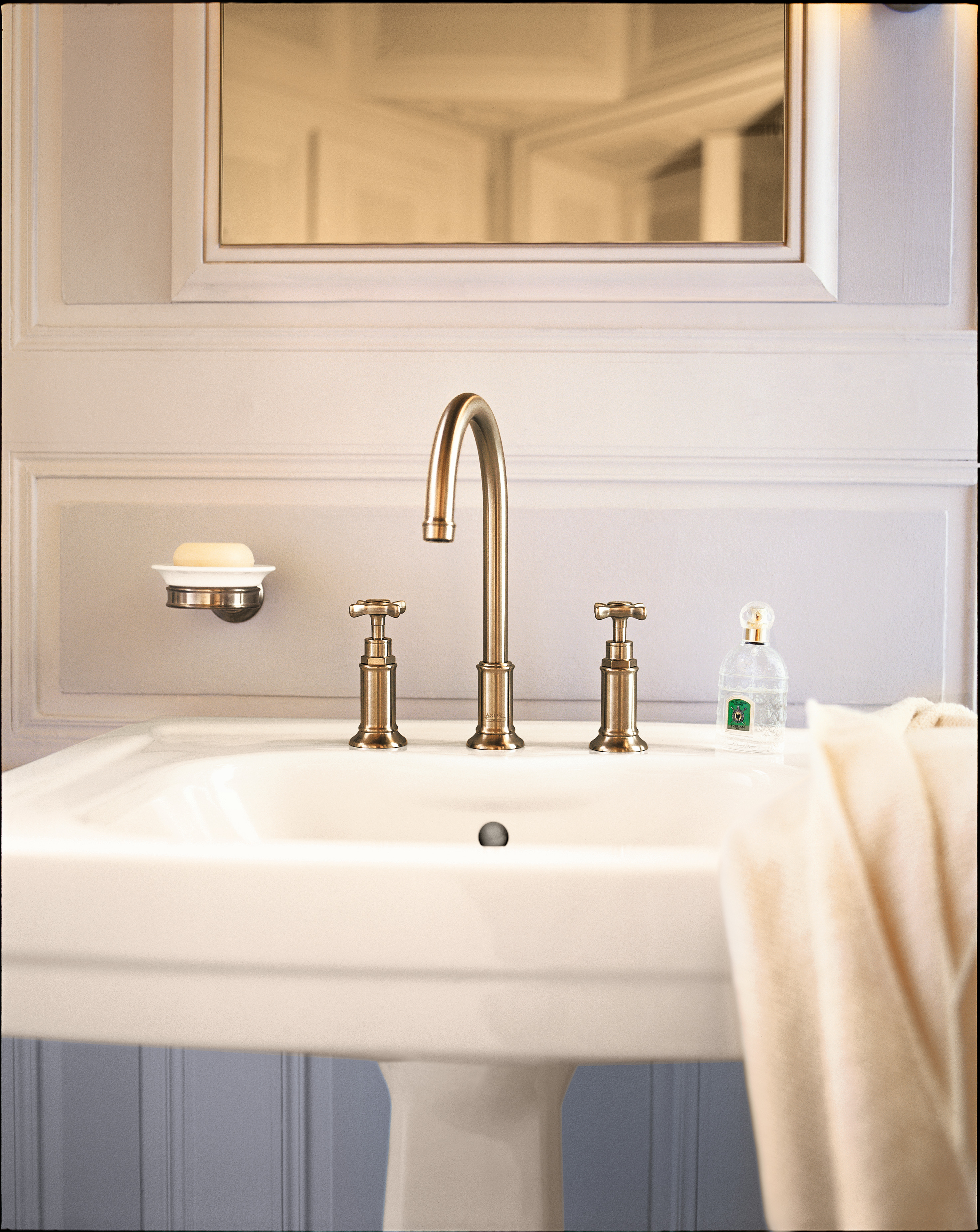 AXOR Sink mixers: AXOR Montreux, Widespread Faucet 180 with Cross