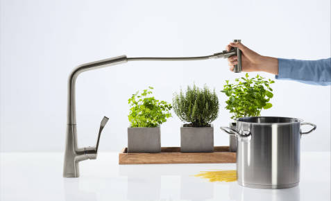 Lifestyle: Single lever kitchen mixer 320  pull-out spout
