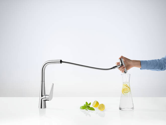 Close-up: Single lever kitchen mixer 300  pull-out spout