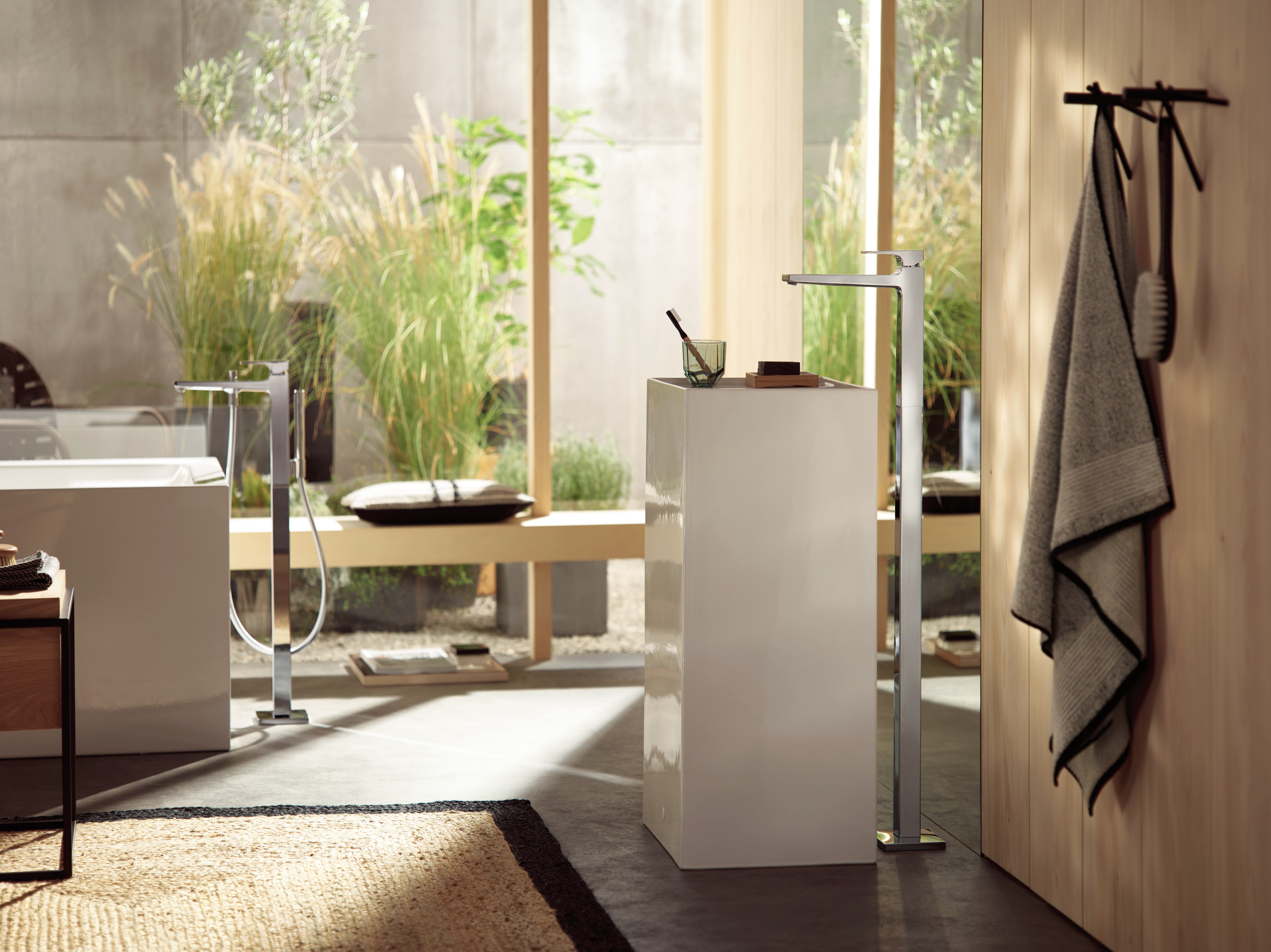 hansgrohe Metropol Modern 1-Handle 13-inch Wide Roman Tub Filler Freestanding Bathtub Faucetand Shower Set in Chrome 32556001