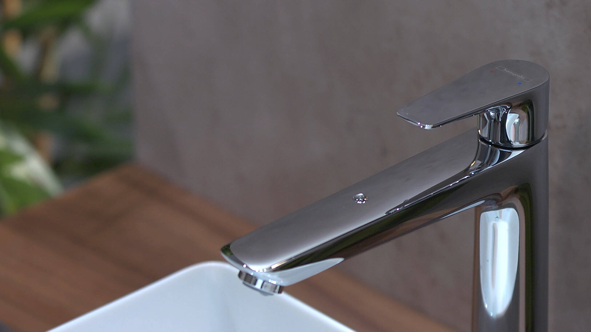 Primer plano: Monomando de lavabo 240 con vaciador automático 1