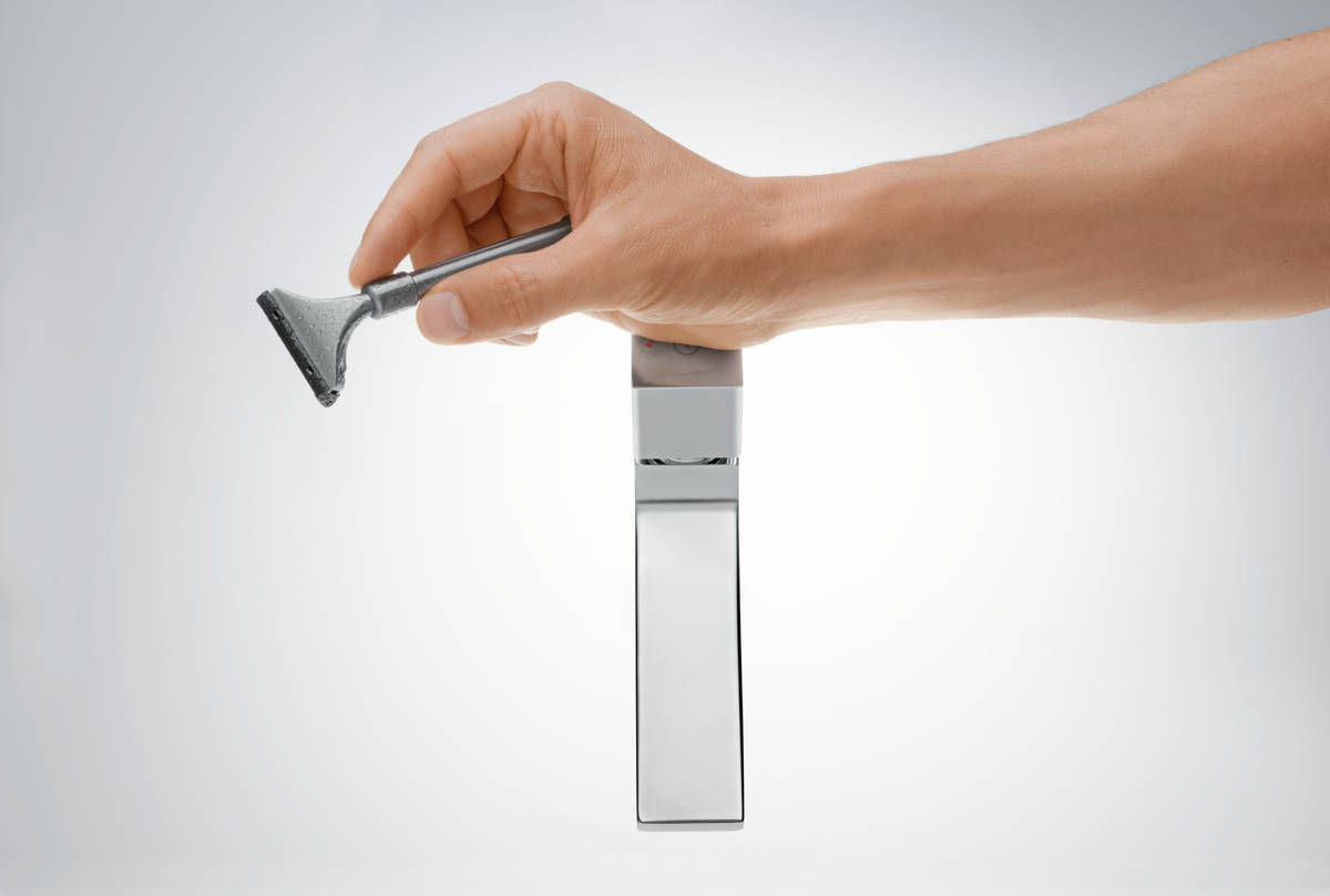 Close-up: Basin mixer 260 Select with push-open waste set 2