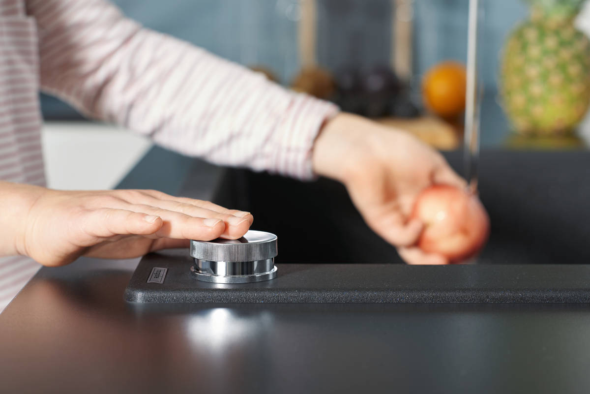 Close-up: 2-hole single lever kitchen mixer 320  pull-out spray