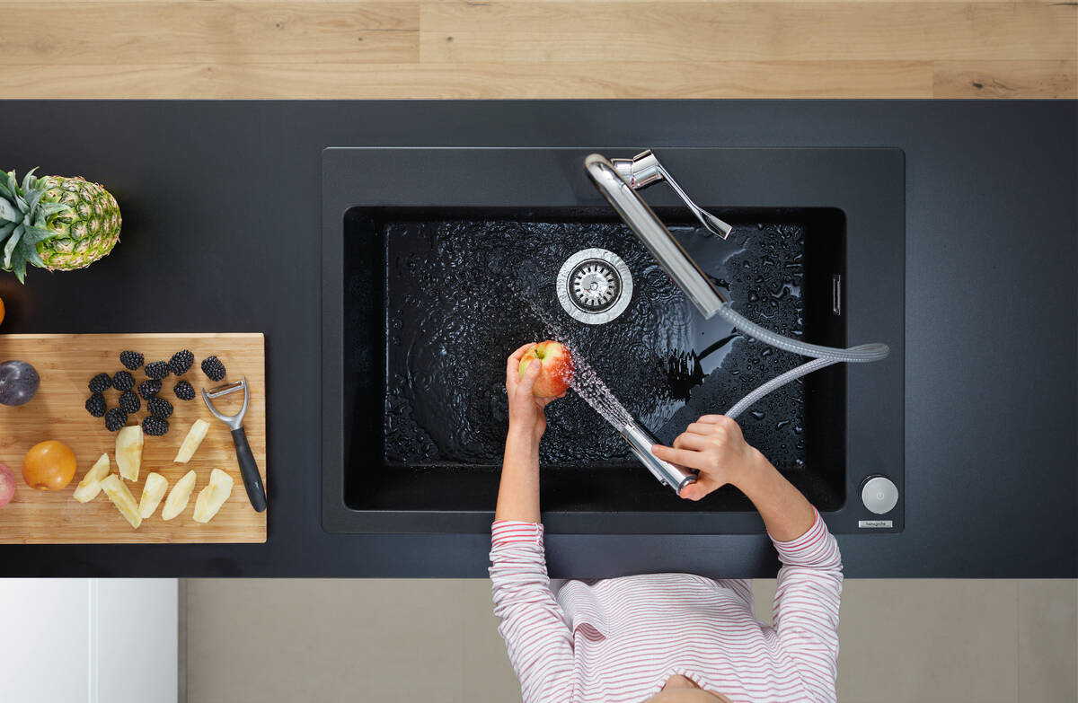 Lifestyle: 2-hole single lever kitchen mixer 320  pull-out spray