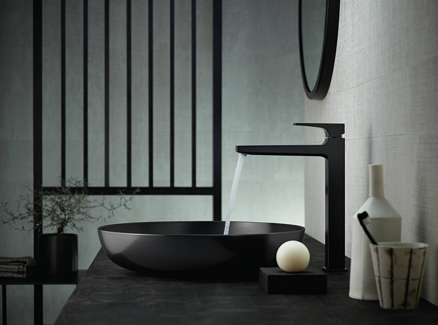 Close-up: Single lever basin mixer 260 with lever handle for wash bowls with push-open waste set 1