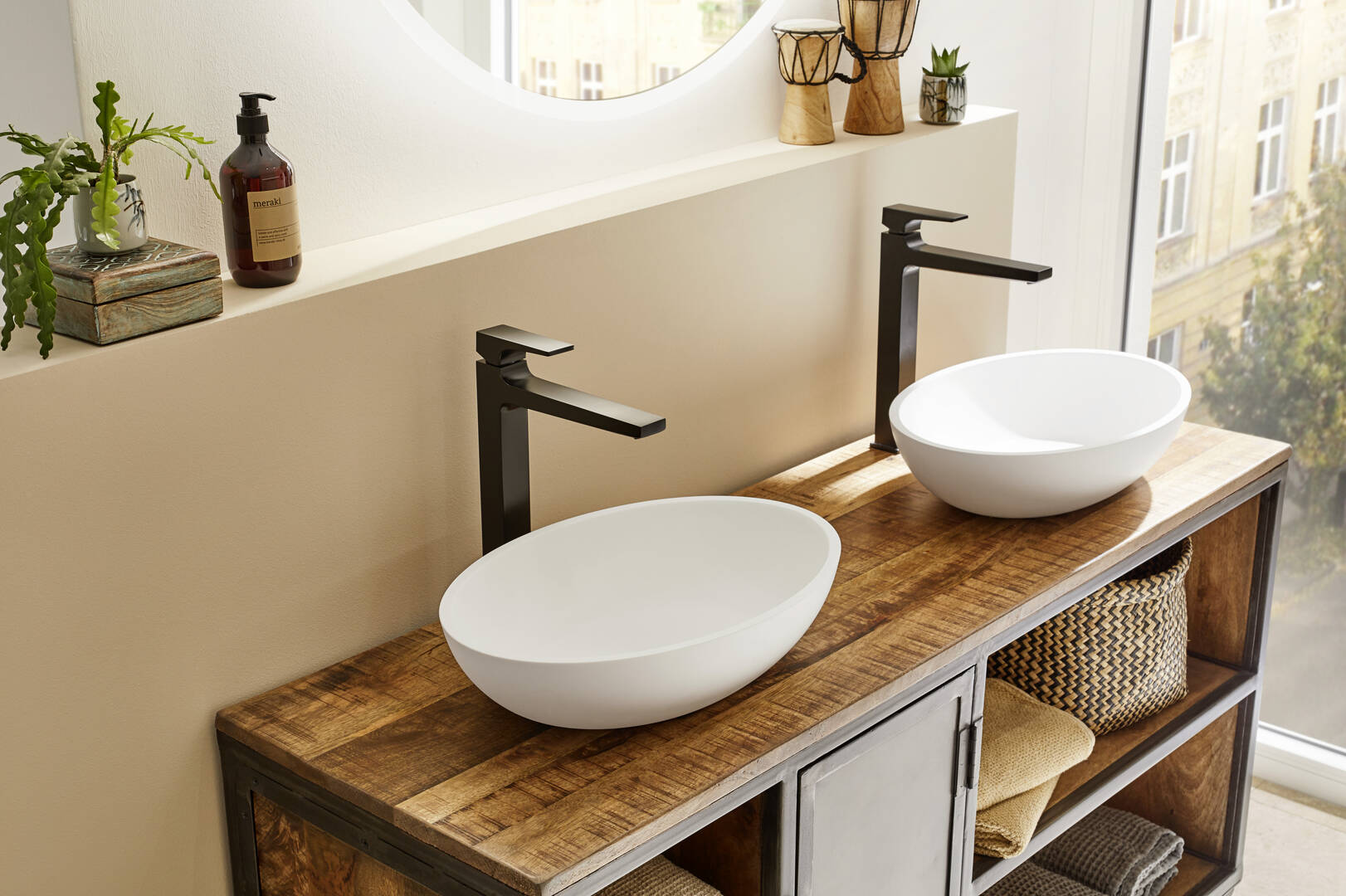 Close-up: Single lever basin mixer 260 with lever handle for wash bowls with push-open waste set 2