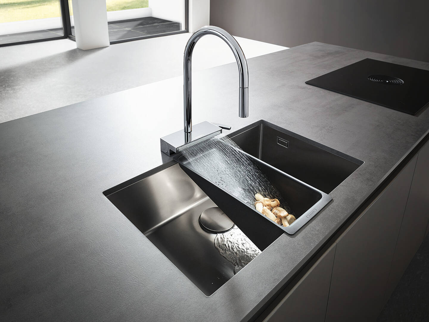 Close-up: Single lever kitchen mixer 170  pull-out spray
