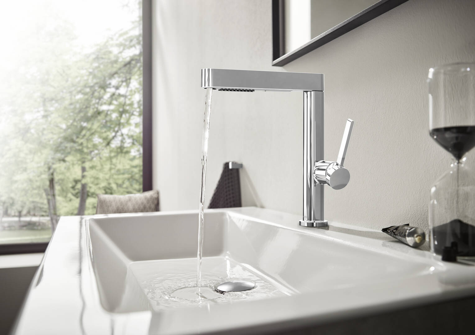 Close-up: Single lever basin mixer 230 with pull-out spray  2jet and push-open waste set 2 ticks