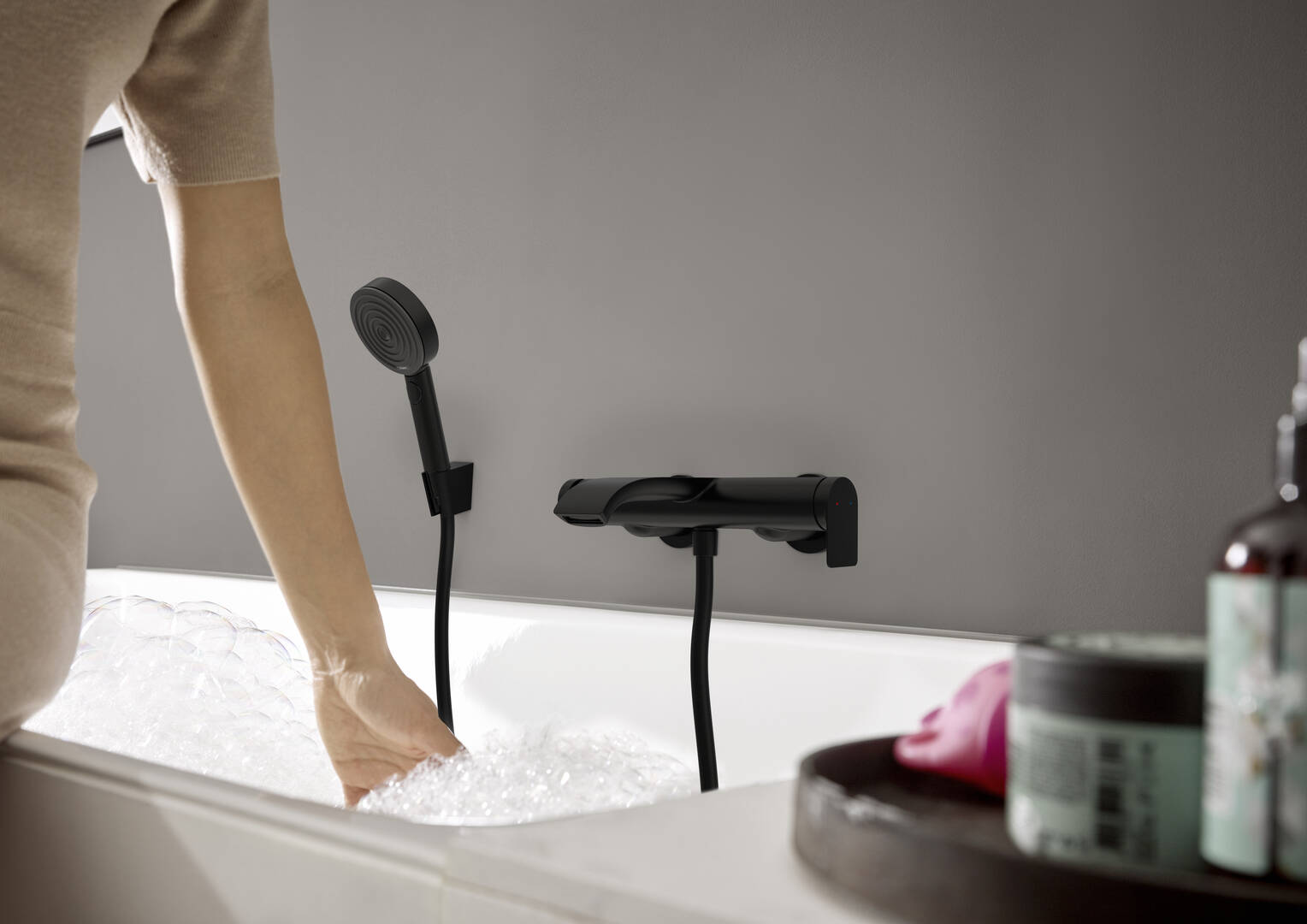 Close-up: Single lever bath mixer for exposed installation 1