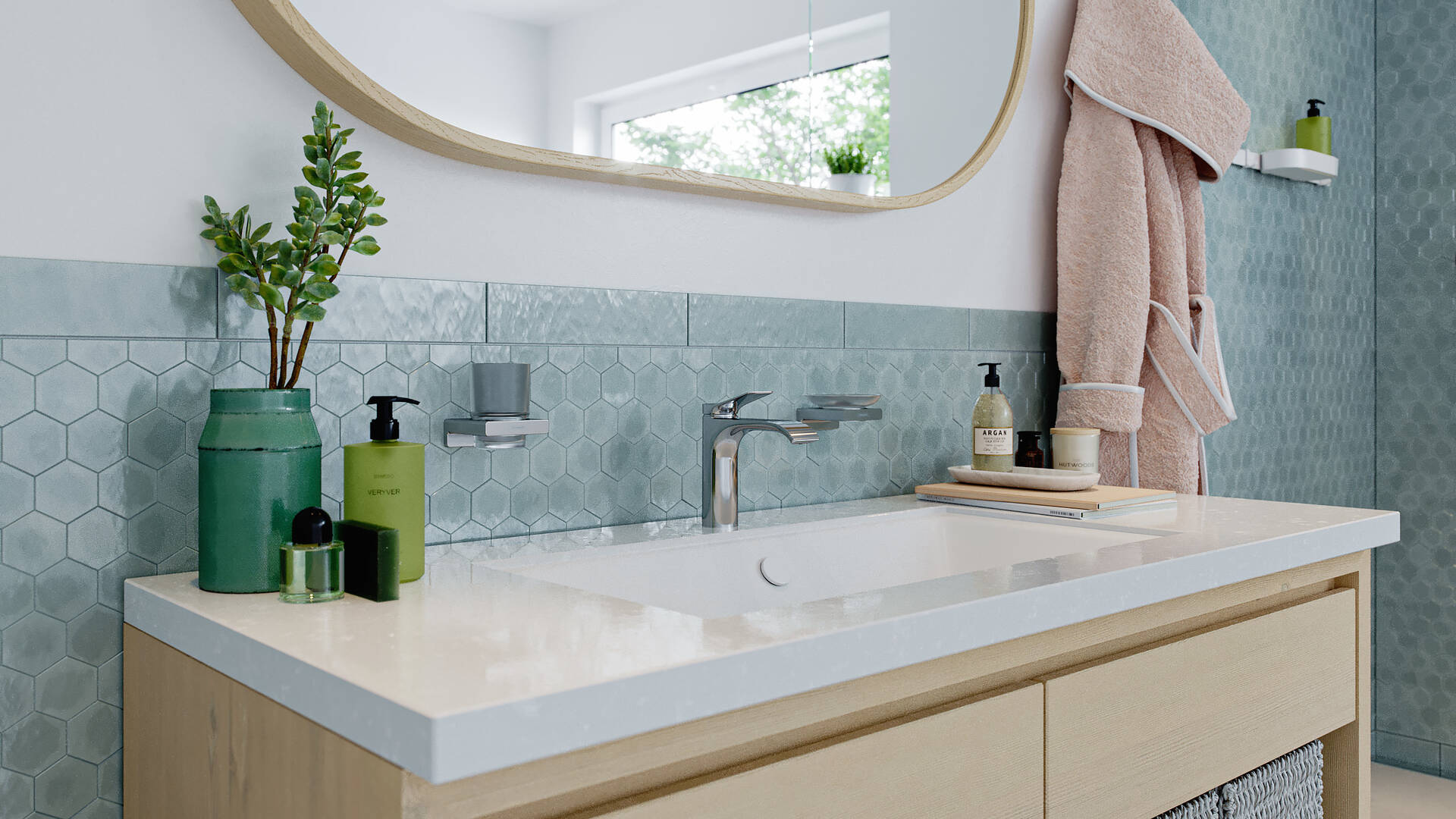 Close-up: Liquid soap dispenser 4