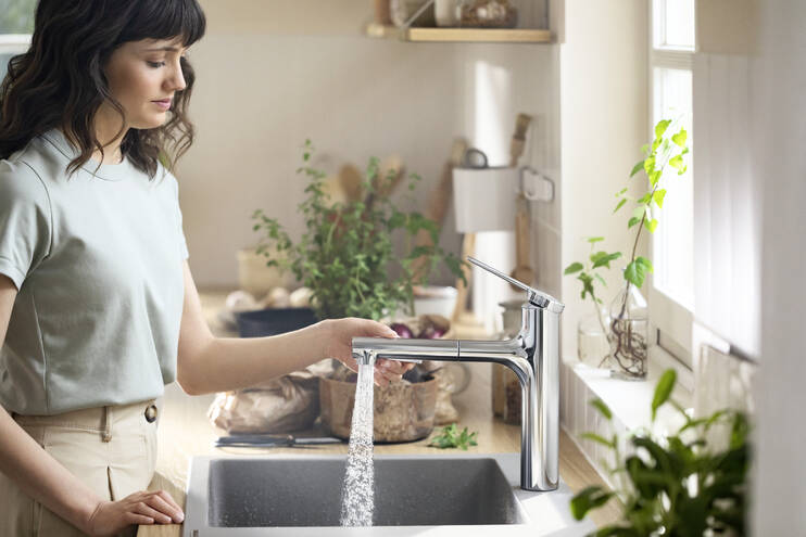 Detailní pohled: Páková kuchyňská baterie 160  kovová vytahovací sprška