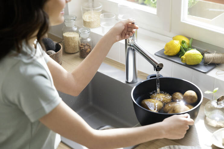 Detailní pohled: Páková kuchyňská baterie 160  kovová vytahovací sprška