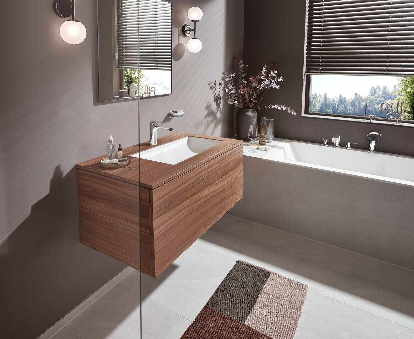 Close-up: 4-Hole Roman Tub Set Trim with 1.75 GPM Handshower 1