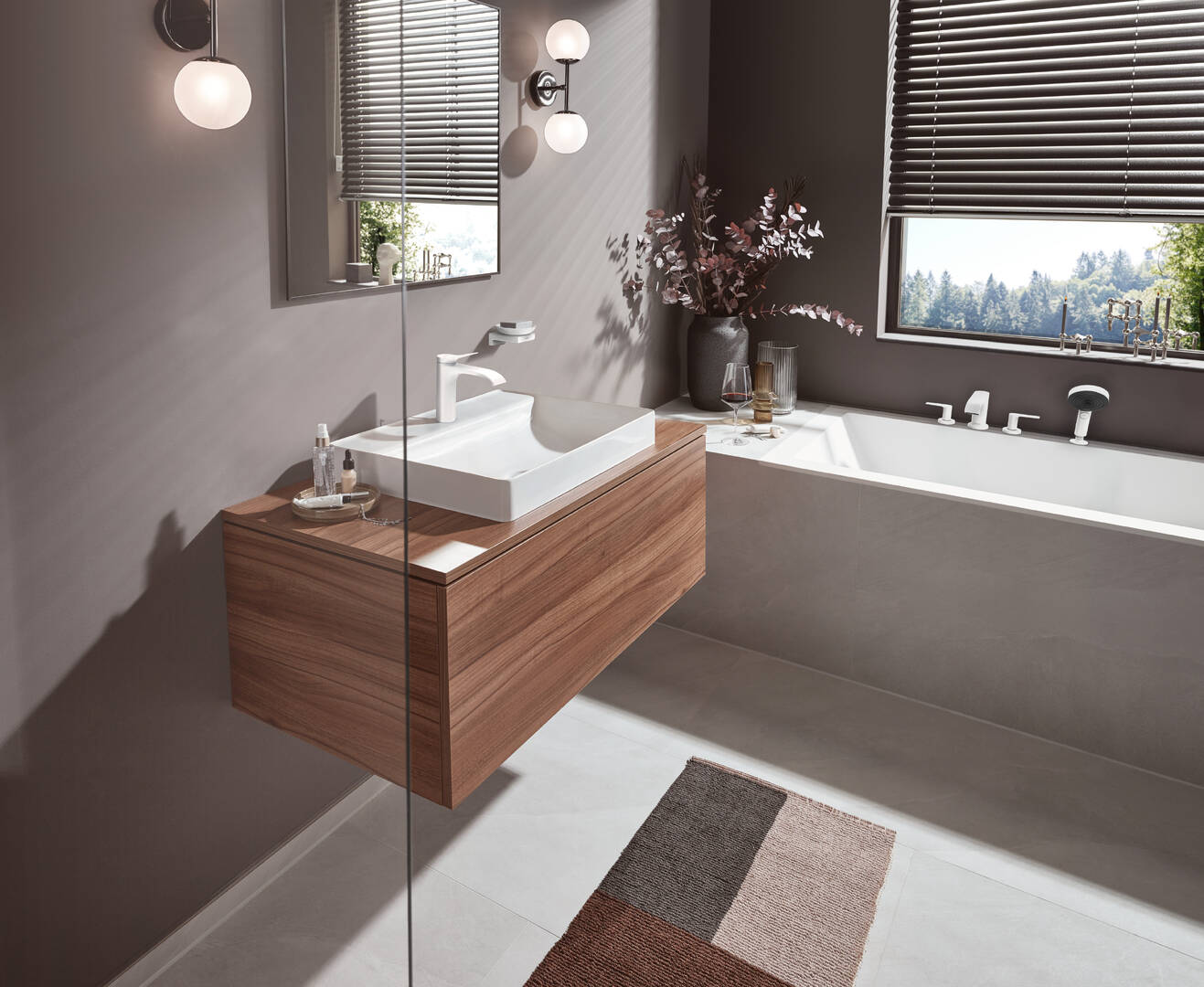Close-up: 4-Hole Roman Tub Set Trim with 1.75 GPM Handshower 2