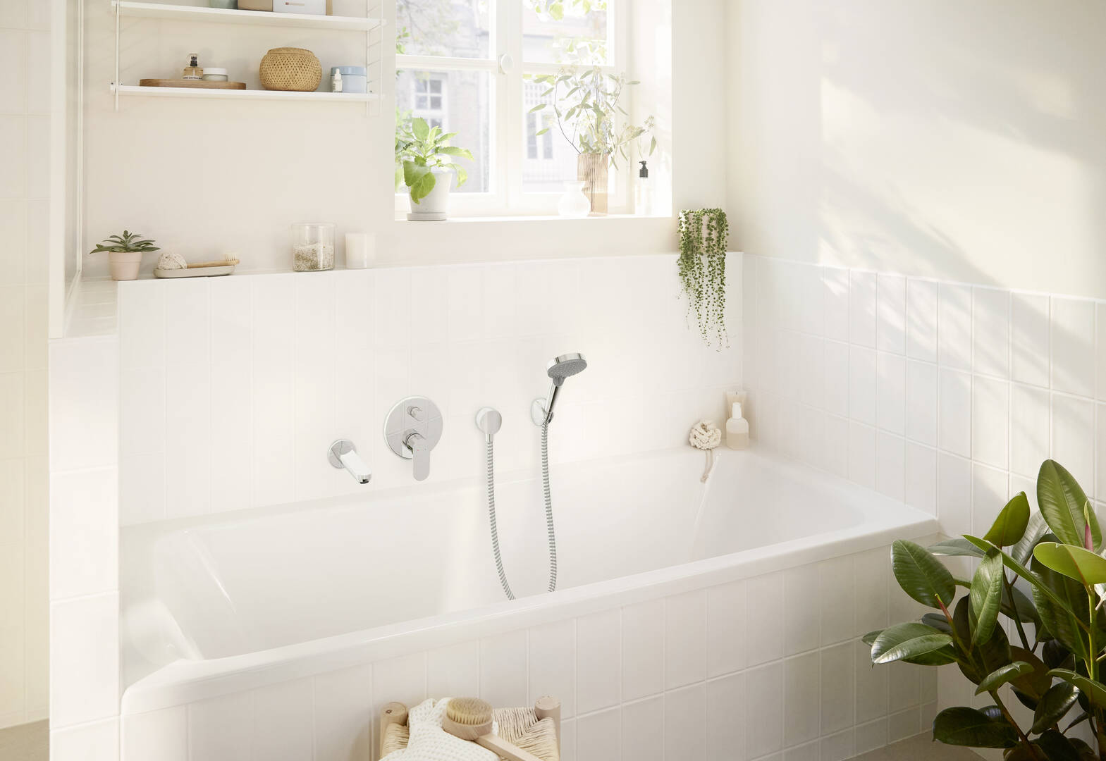 Close-up: Single lever bath mixer for concealed installation 1