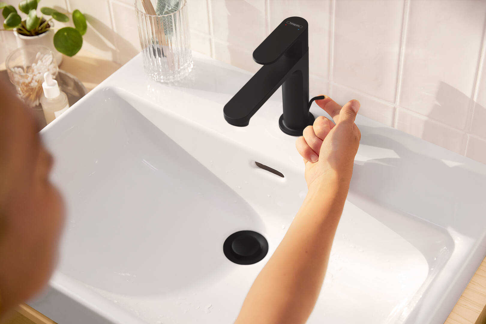 Close-up: Single-Hole Faucet 110 with Pop-Up Drain 1