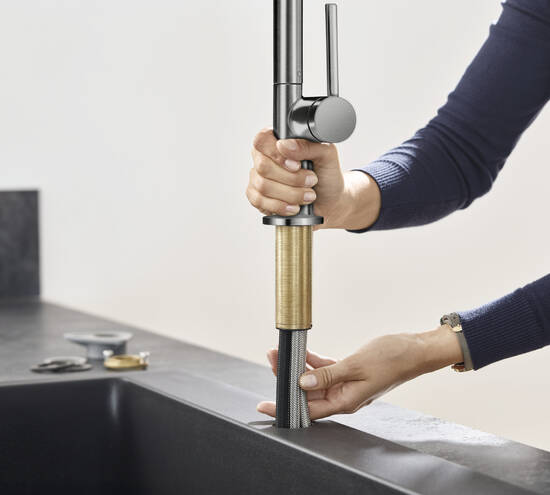 Close-up: Single lever kitchen mixer 210 with pull-out spray and sBox  2 spray modes