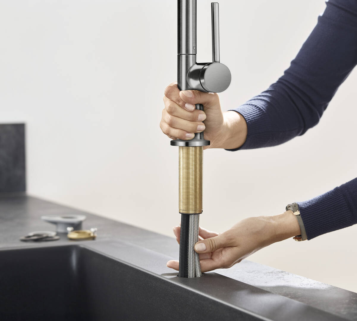 Close-up: Single lever kitchen mixer 210 with pull-out spray and sBox  2 spray modes