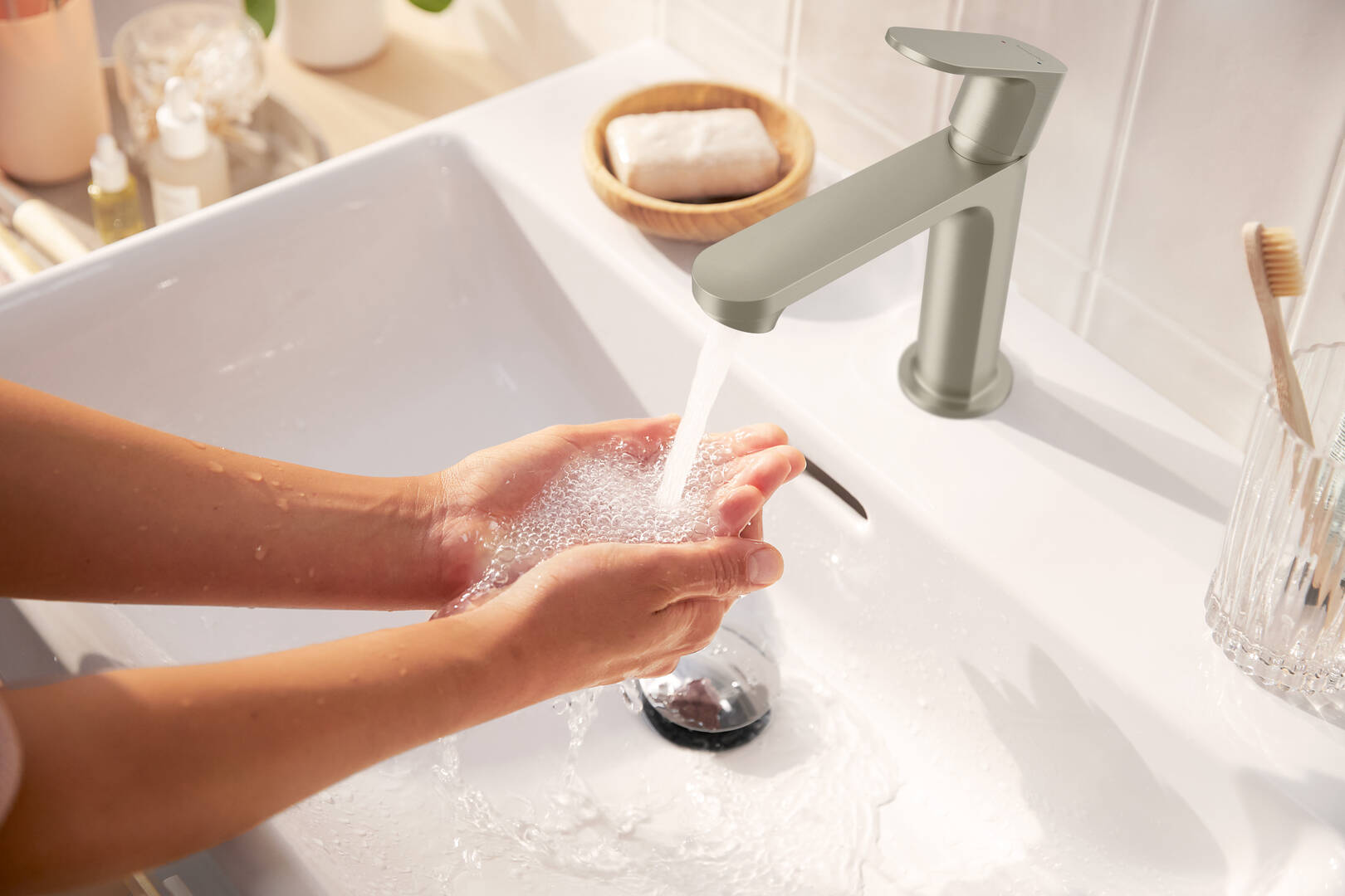 Close-up: Single-Hole Faucet 110 with Pop-Up Drain 1
