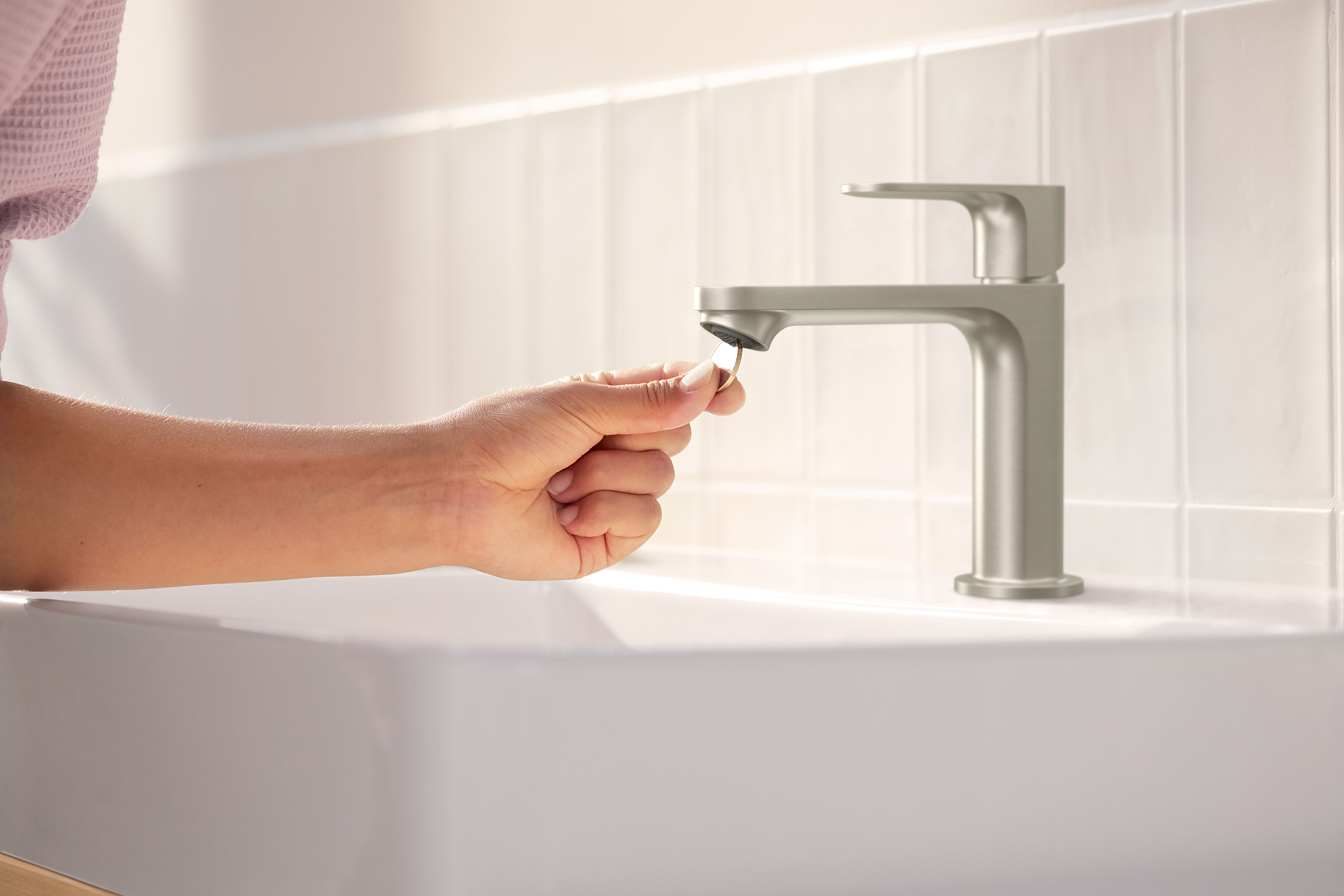 Close-up: Single-Hole Faucet 110 with Pop-Up Drain 2