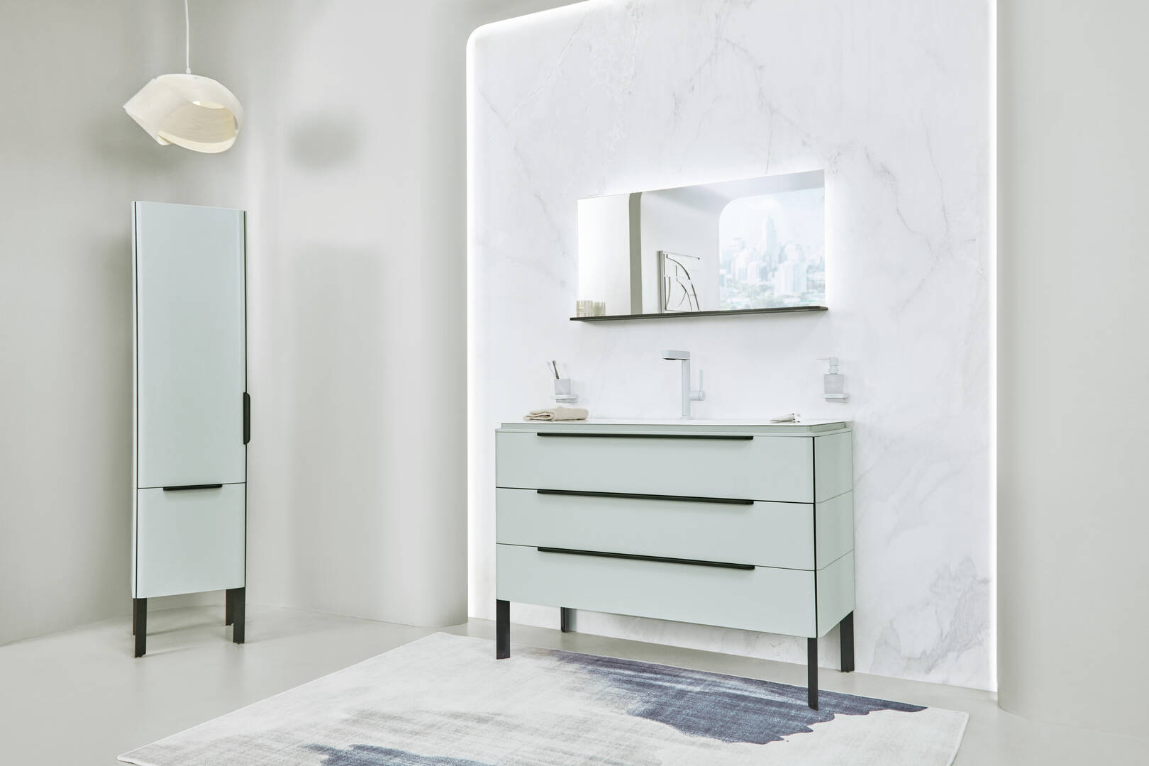 Close-up: Liquid soap dispenser 1