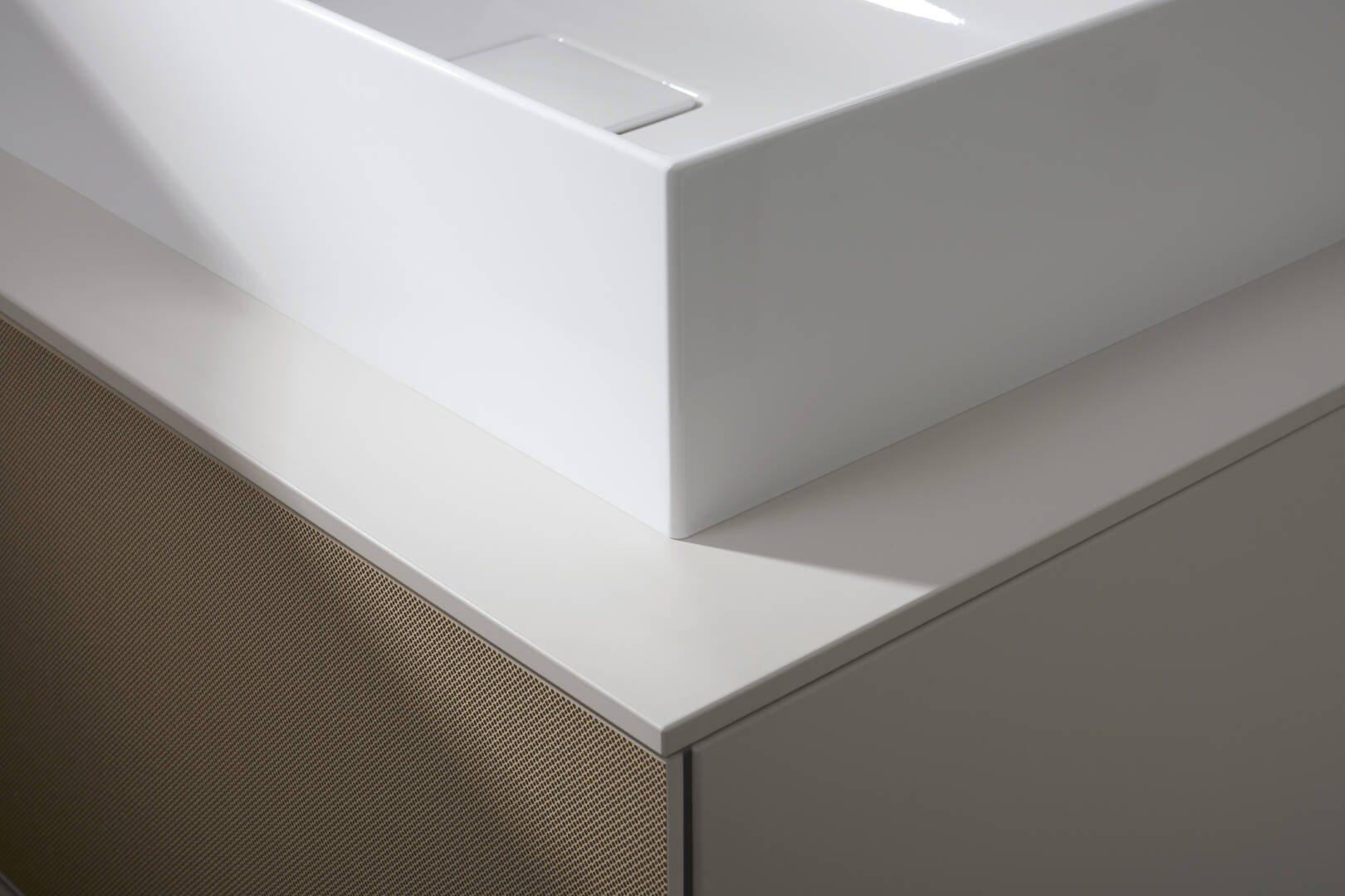 Close-Up: Bordplate 1570/550 med 2 utskjæringer for bordmontert servant med slipt underkant 1