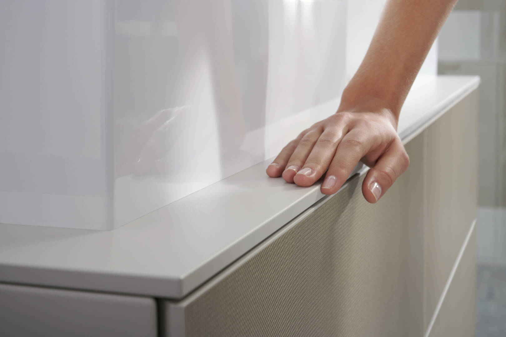 Close-Up: Bordplate 1570/550 med 2 utskjæringer for bordmontert servant med slipt underkant 2