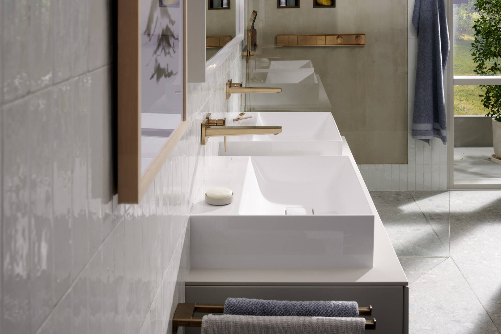 Close-up: Single lever basin mixer for concealed installation wall-mounted with lever handle and spout 22 5 cm