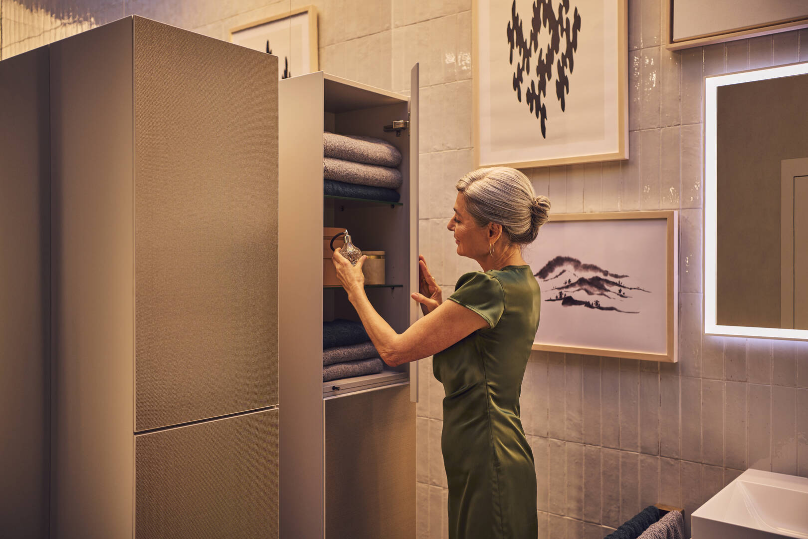 Primo piano: Colonna alta Beige Sabbia Opaco 400/360  cerniera anta a sinistra