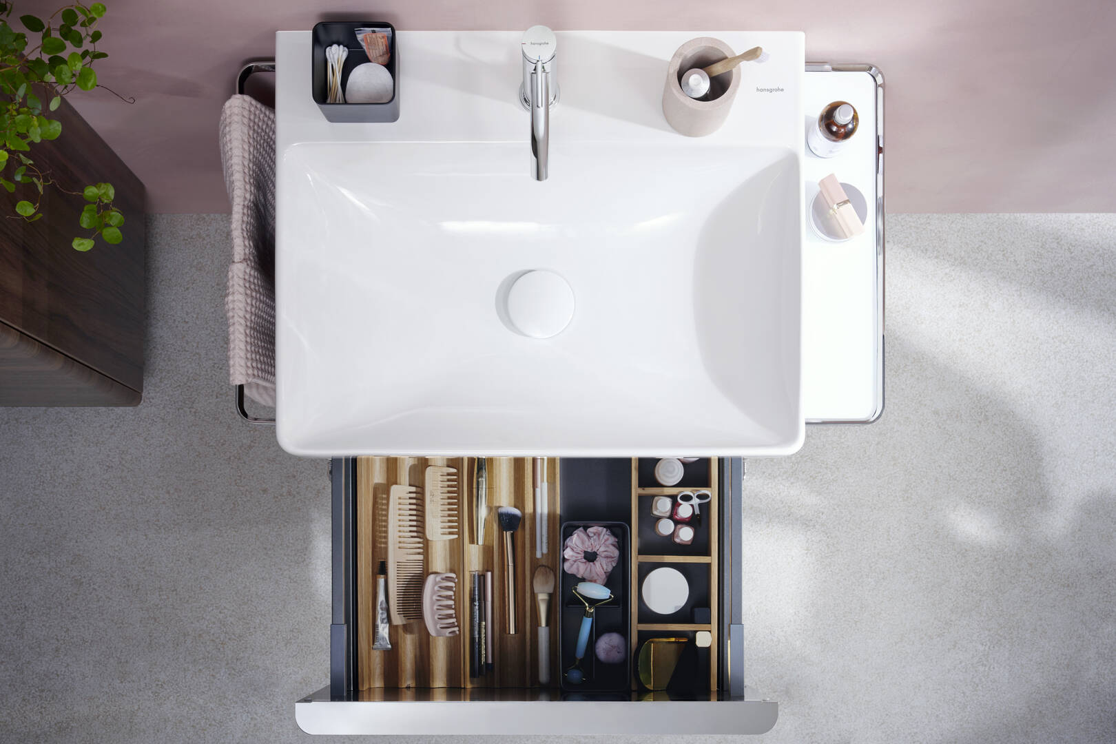 Close-up: Wash basin 600/480 with tap hole without overflow  SmartClean