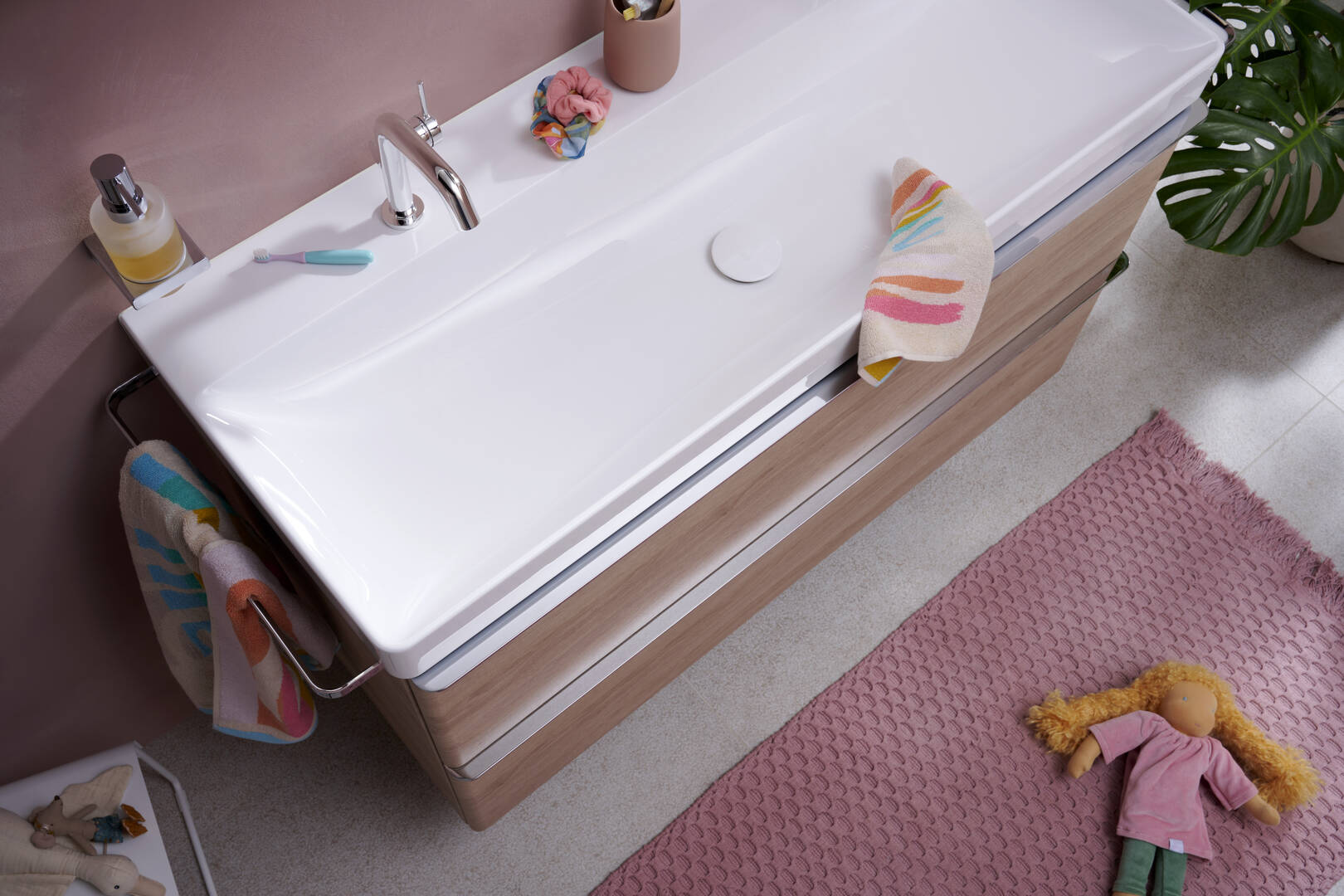 Close-up: Liquid soap dispenser 5