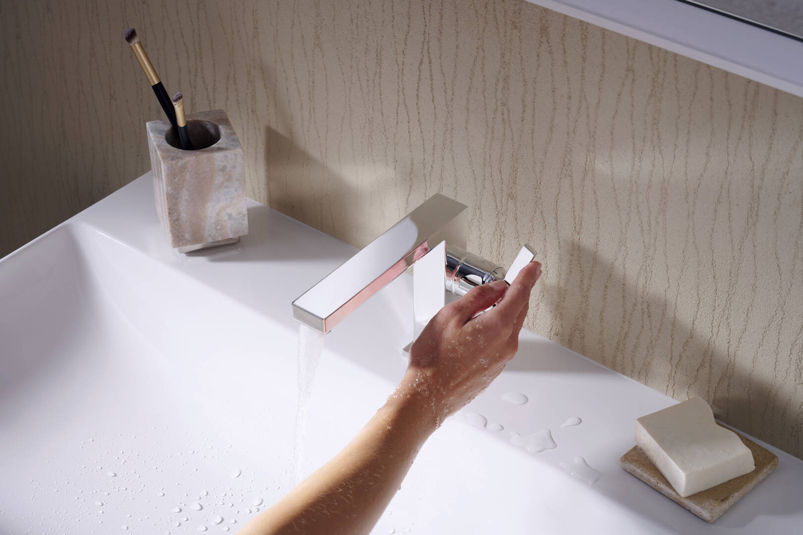 Close-up: Eéngreeps wastafelmengkraan Fine 110 CoolStart met Push-Open 1