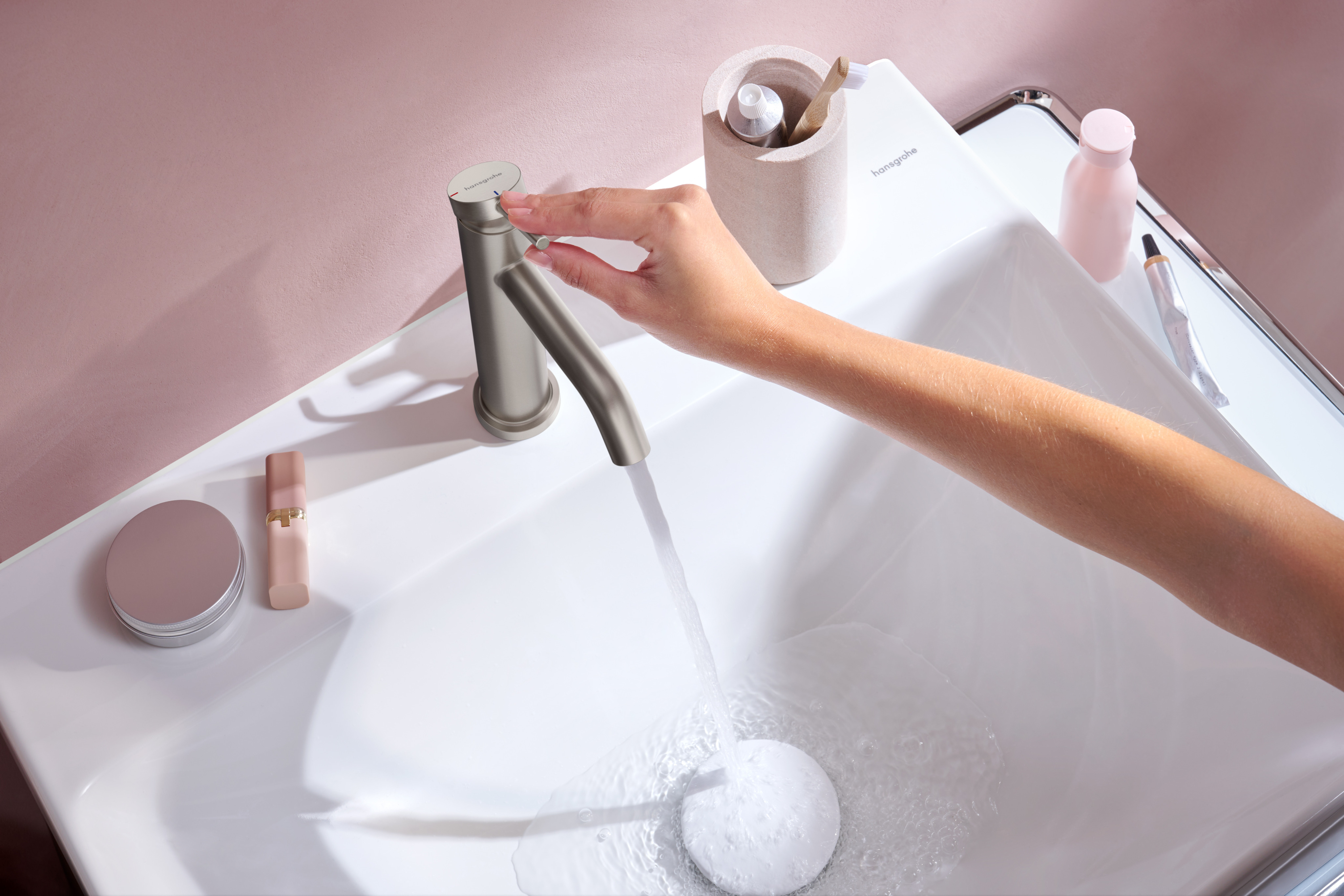 Close-up: Single-Hole Faucet 110 with Pop-Up Drain  CoolStart