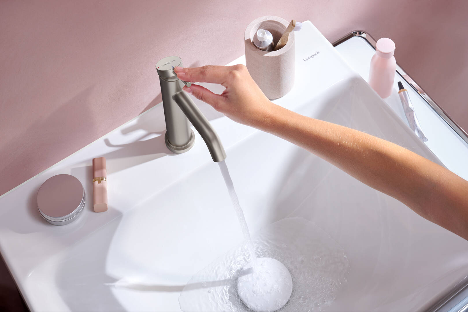 Close-up: Single-Hole Faucet 110 with Pop-Up Drain  CoolStart